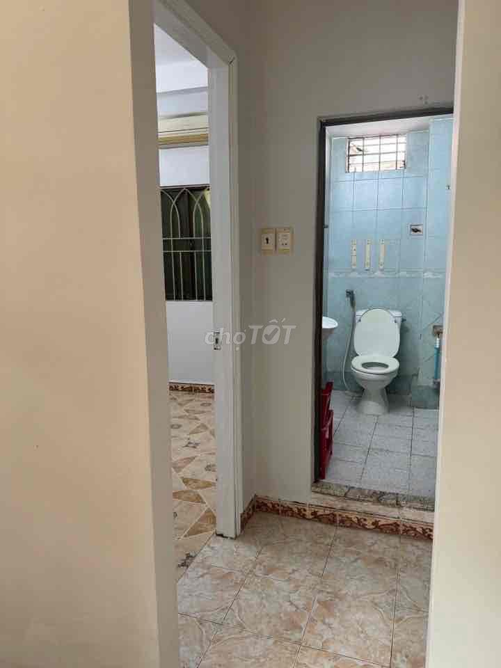 Cho thuê nhà hẻm hơi xe CMT8 4x9 1 trệt 2 lầu sân thượng 3pn 3wc