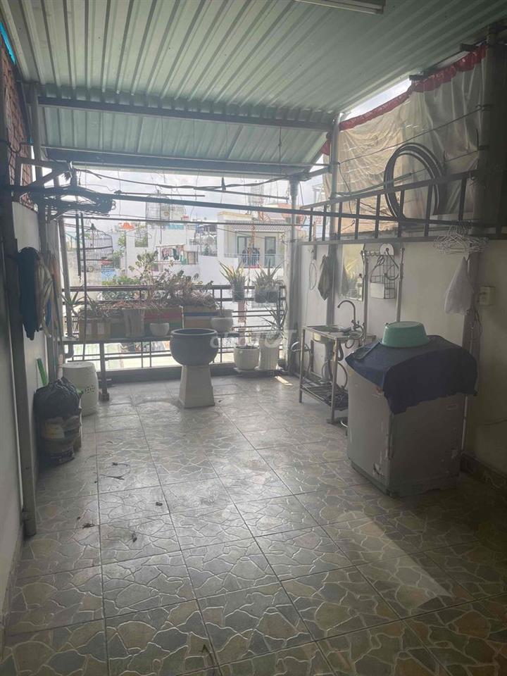 Cho thuê nhà đường Đồng Đen 3,3x13 1 trệt 2 lầu sân thượng full nt