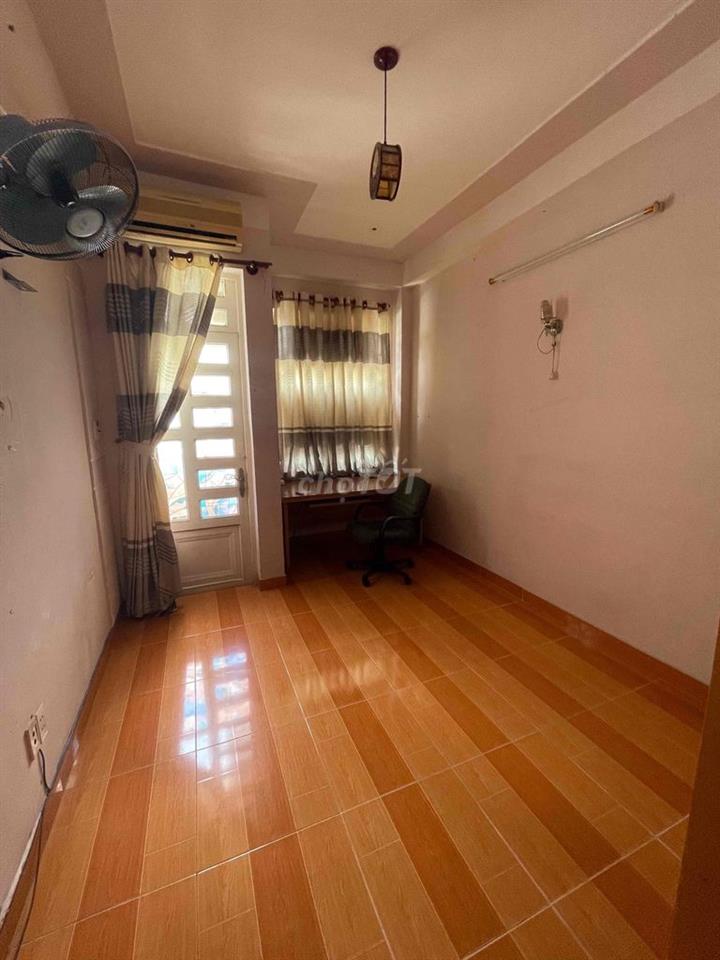 Cho thuê nhà đường Đồng Đen 3,3x13 1 trệt 2 lầu sân thượng full nt