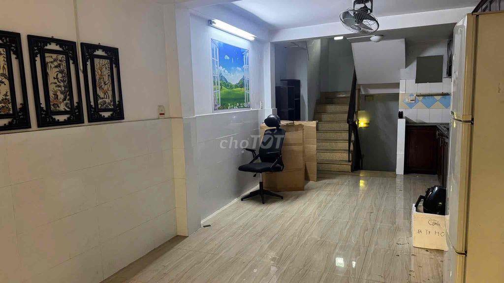 Cho thuê nhà gần sân bay 3,5x12 HXH 3pn 2wc sân thượng