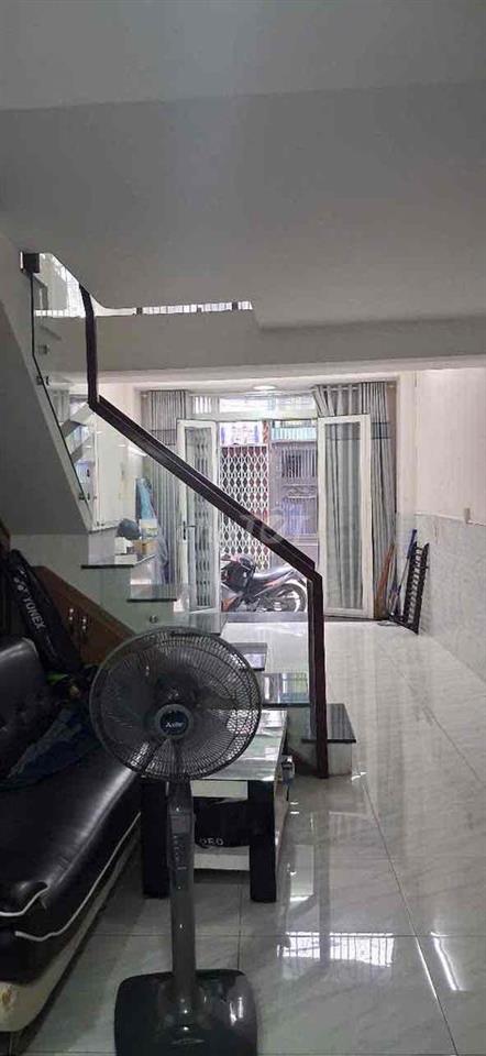 Cho thuê nhà đường CMT8 3,5x13 nhà 1 trệt 1 lửng 1 lầu 3pn 3wc full nt
