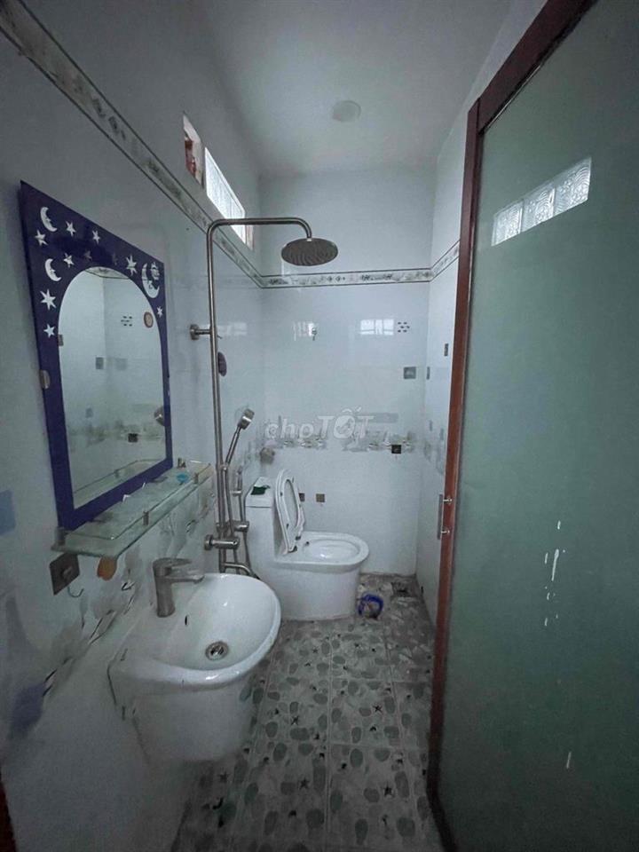 Cho thuê nhà đường CMT8 4x15 căn góc 1 trệt 2 lầu 3pn 4wc sân thượng