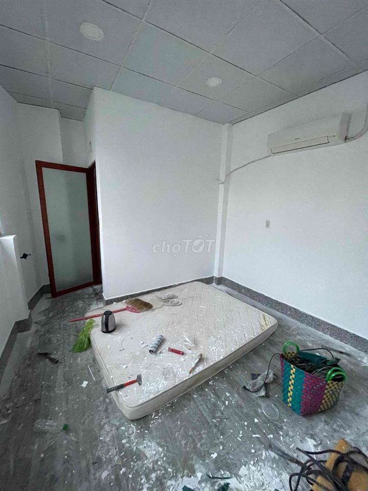 Cho thuê nhà đường CMT8 4x15 căn góc 1 trệt 2 lầu 3pn 4wc sân thượng