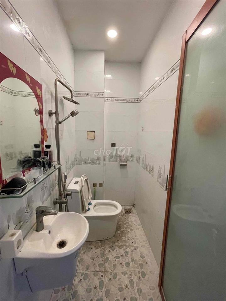 Cho thuê nhà đường CMT8 4x15 căn góc 1 trệt 2 lầu 3pn 4wc sân thượng