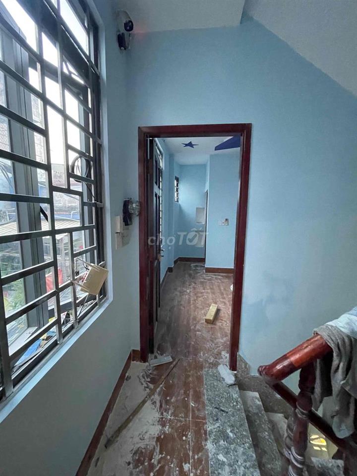 Cho thuê nhà đường CMT8 4x15 căn góc 1 trệt 2 lầu 3pn 4wc sân thượng
