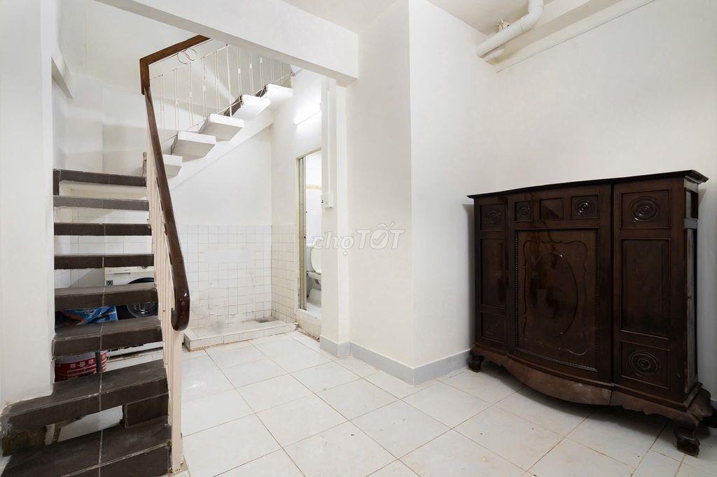 Cho thuê nhà tầng trệt và lầu 2 trong Chợ Bàn Cờ