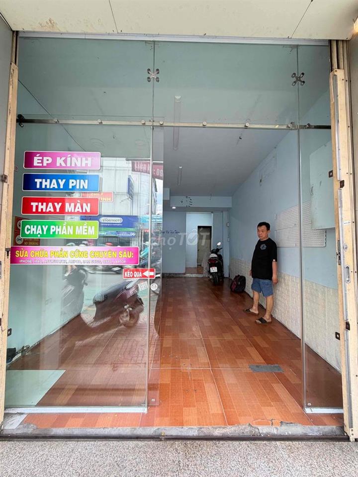 Cho thuê mặt bằng mặt tiền đường CMT8 Quận 3 gần vòng xoay dân chủ