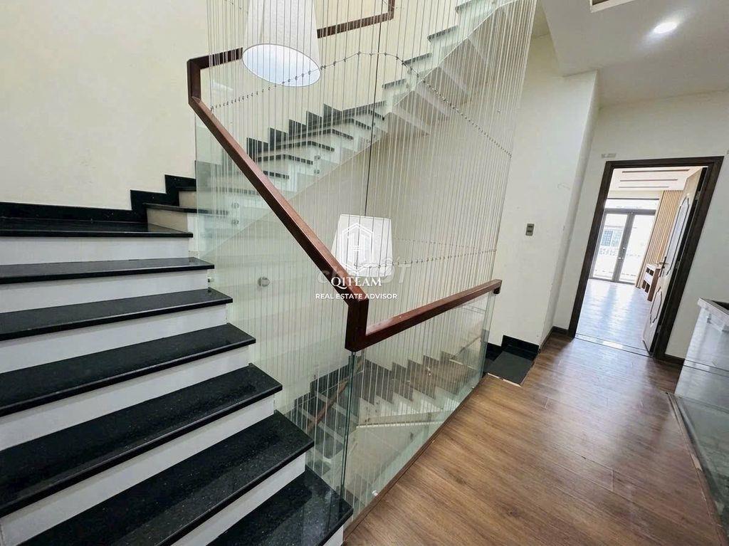 CHO THUÊ NHÀ ĐẸP SÁT SÂN BAY  FULL NỘI THẤT GỖ SANG TRỌNG, NHÀ MỚI