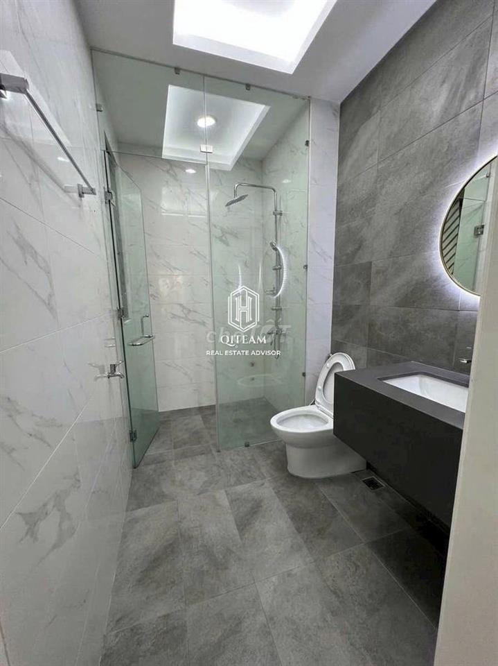 CHO THUÊ NHÀ ĐẸP SÁT SÂN BAY  FULL NỘI THẤT GỖ SANG TRỌNG, NHÀ MỚI