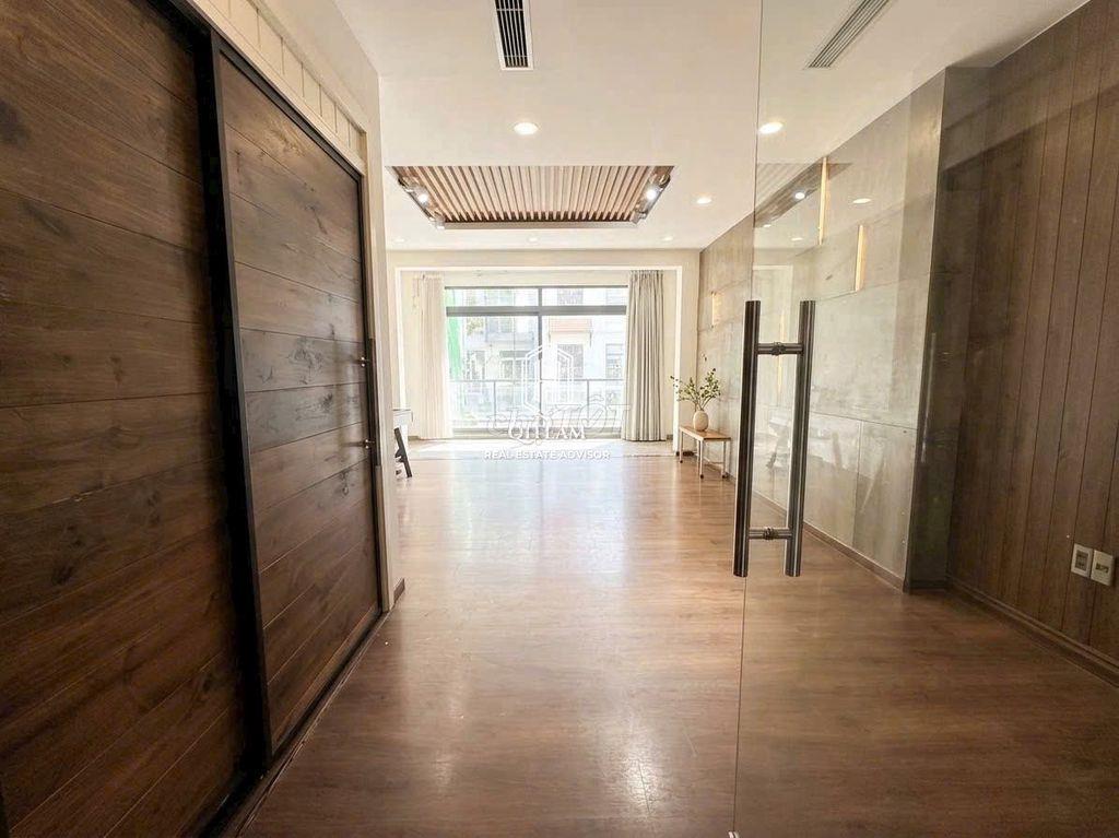 CHO THUÊ NHÀ ĐẸP SÁT SÂN BAY  FULL NỘI THẤT GỖ SANG TRỌNG, NHÀ MỚI