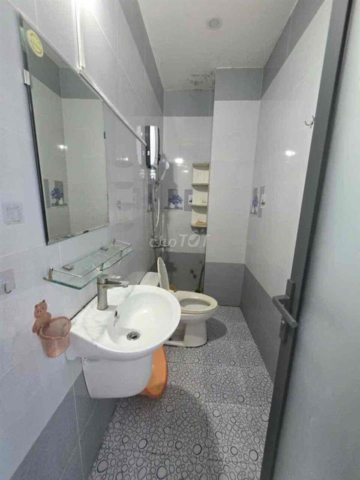 phòng 30m2, đường Nguyễn Thiện Thuật, P.1, Q.3