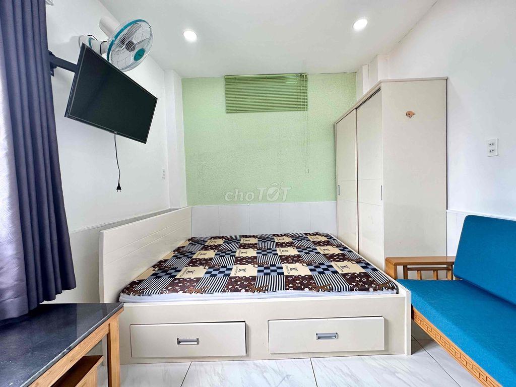 Căn hộ ban công/ cửa sổ full nội thất, máy giặt riêng, thang máy ở Q4