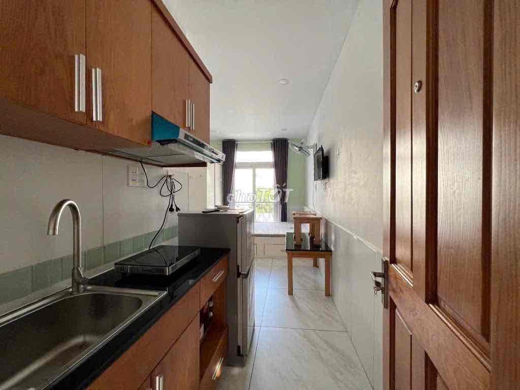 Căn hộ ban công/ cửa sổ full nội thất, máy giặt riêng, thang máy ở Q4