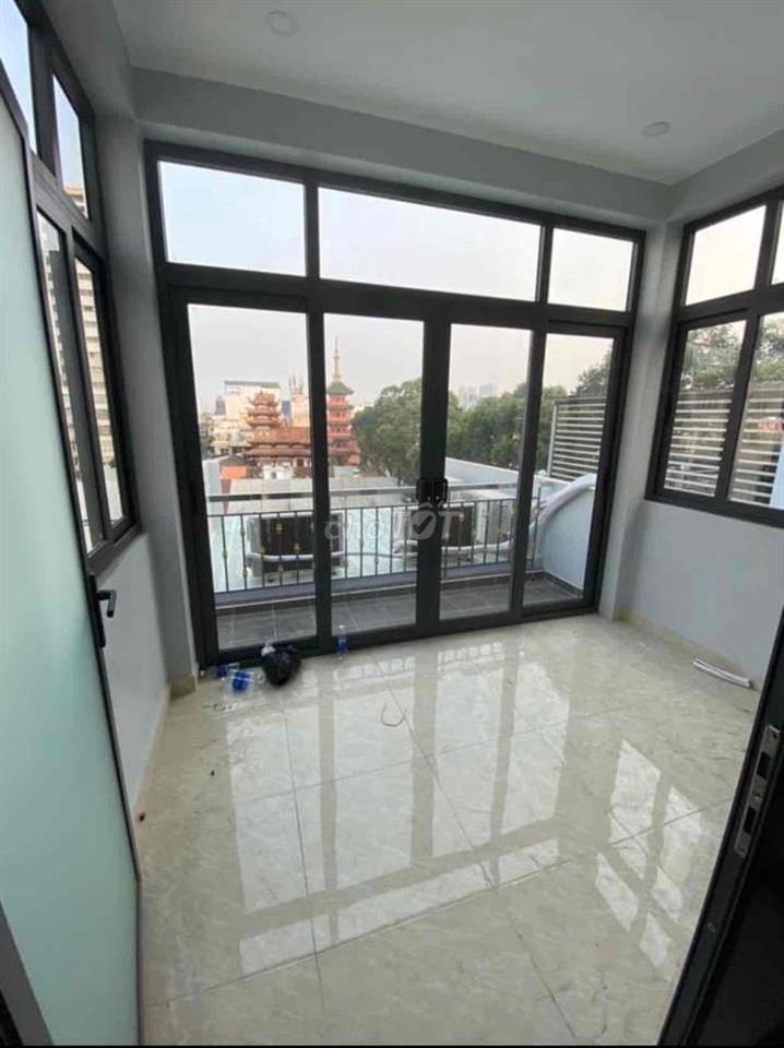 Bán nhà 183 Bến Vân Đồn đang cho thuê CHDV