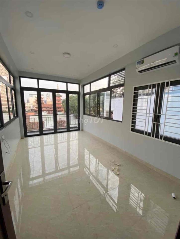 Bán nhà 183 Bến Vân Đồn đang cho thuê CHDV