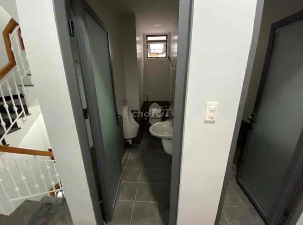 Bán nhà 183 Bến Vân Đồn đang cho thuê CHDV