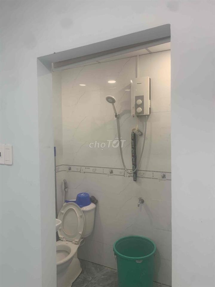 nhà mới sửa xong 3 phòng ngủ. tiện ích xung quanh đầy đủ,