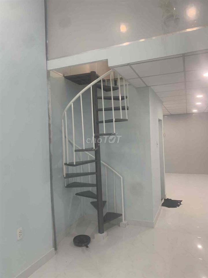 nhà mới sửa xong 3 phòng ngủ. tiện ích xung quanh đầy đủ,