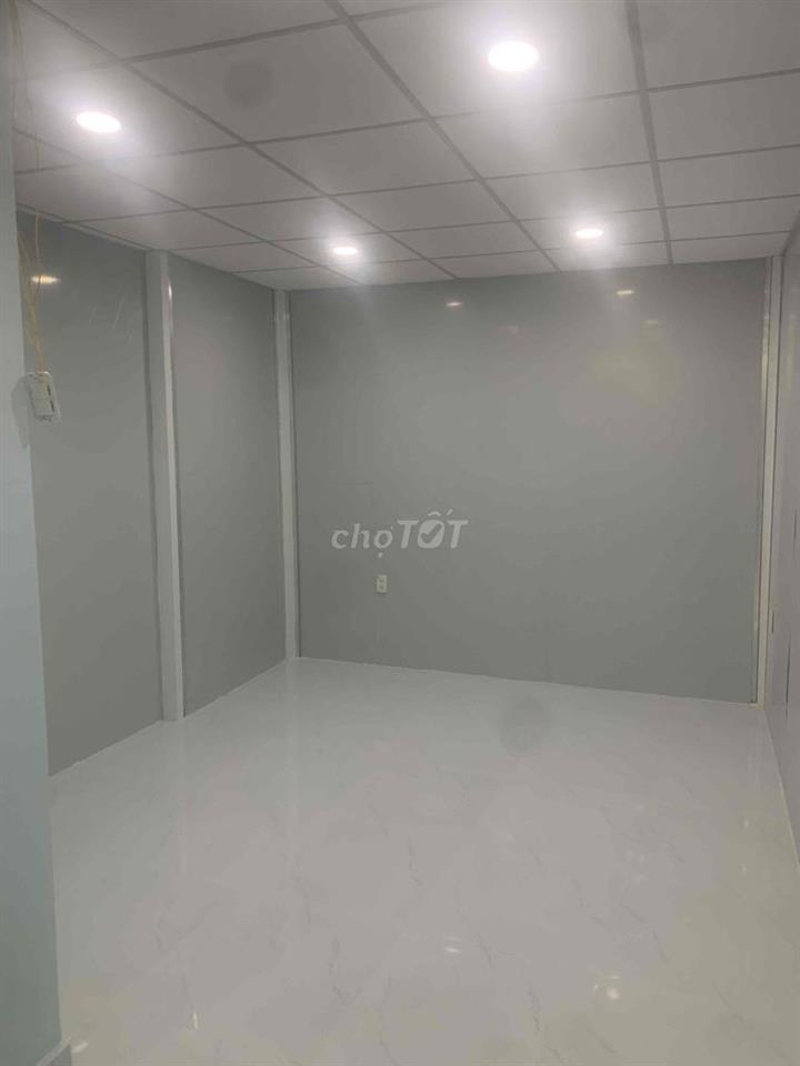 nhà mới sửa xong 3 phòng ngủ. tiện ích xung quanh đầy đủ,