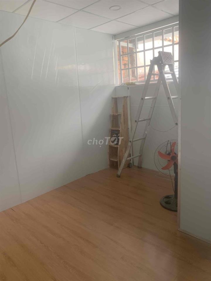 nhà mới sửa xong 3 phòng ngủ. tiện ích xung quanh đầy đủ,