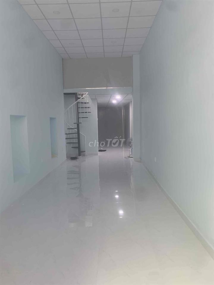 nhà mới sửa xong 3 phòng ngủ. tiện ích xung quanh đầy đủ,