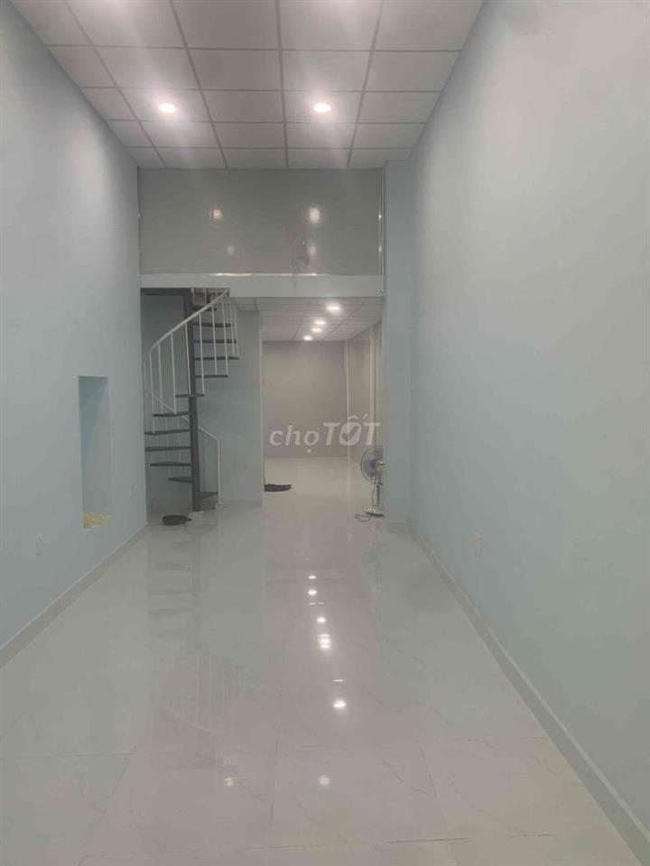 nhà mới sửa xong 3 phòng ngủ. tiện ích xung quanh đầy đủ,