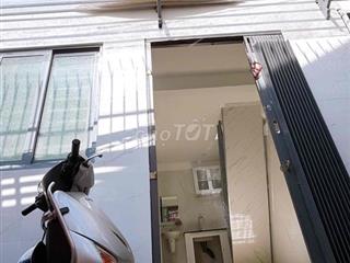 Nhà 2 lầu Khu xóm đạo 2p2wc
