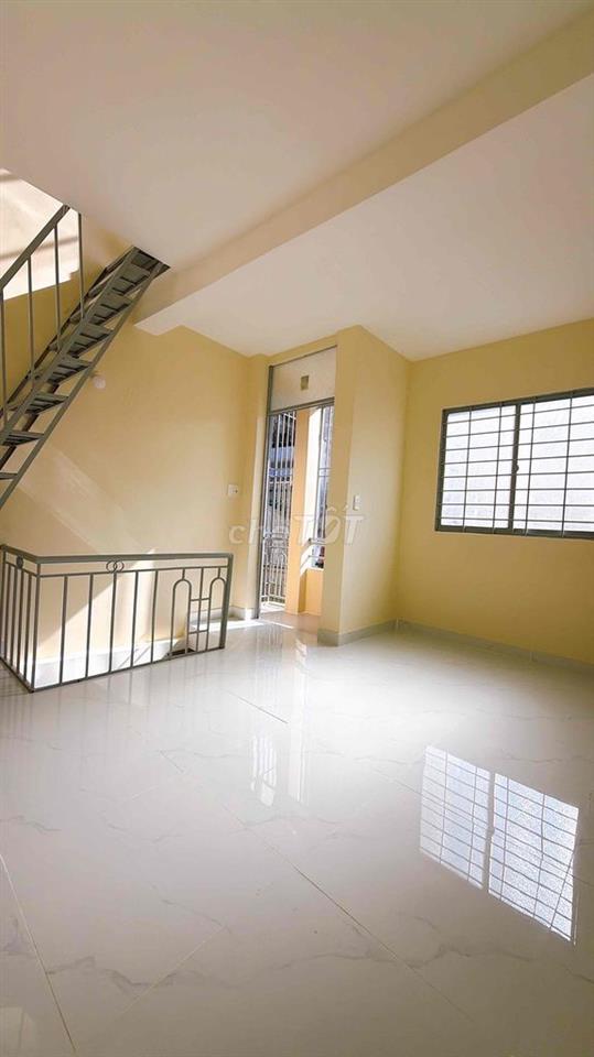 Nhà 2 lầu Khu xóm đạo 2p2wc
