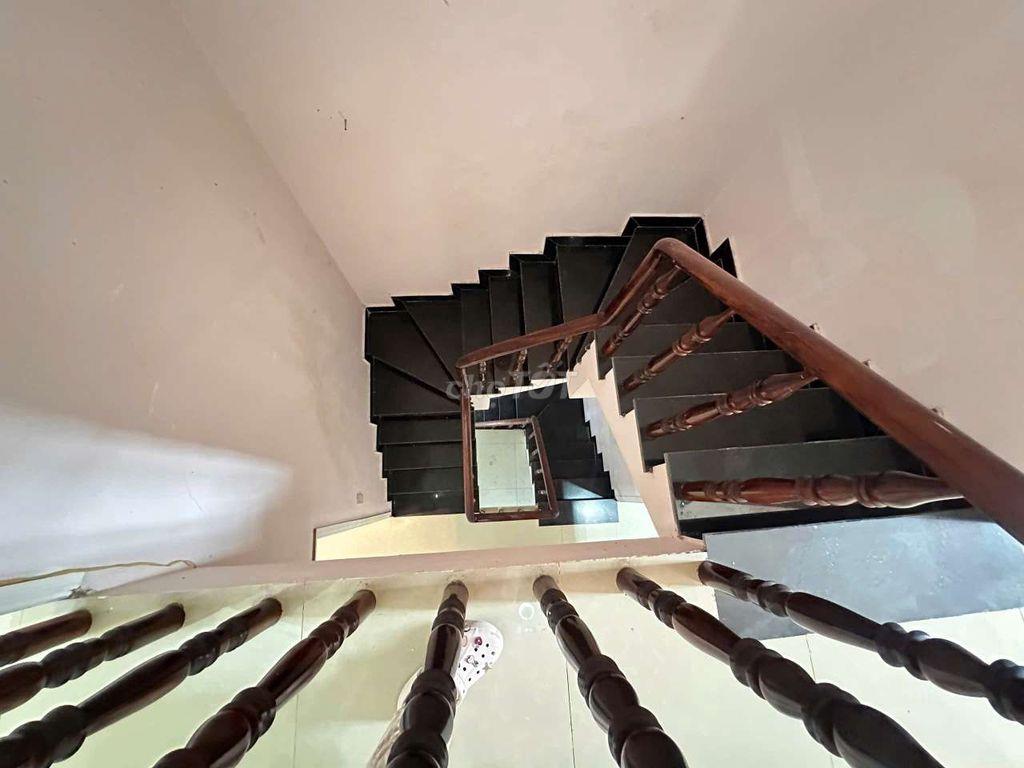 NHÀ  2 LẦU  GIÁ  TỐT  . P . PHÚ ĐỊNH