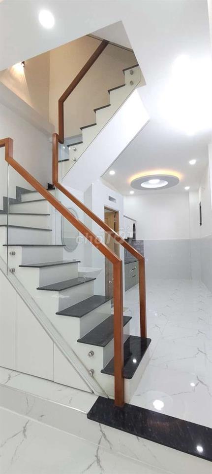 NHÀ  ĐẸP GIÁ  TỐT. Q. 11 . 3 LẦU  SÂN THƯỢNG