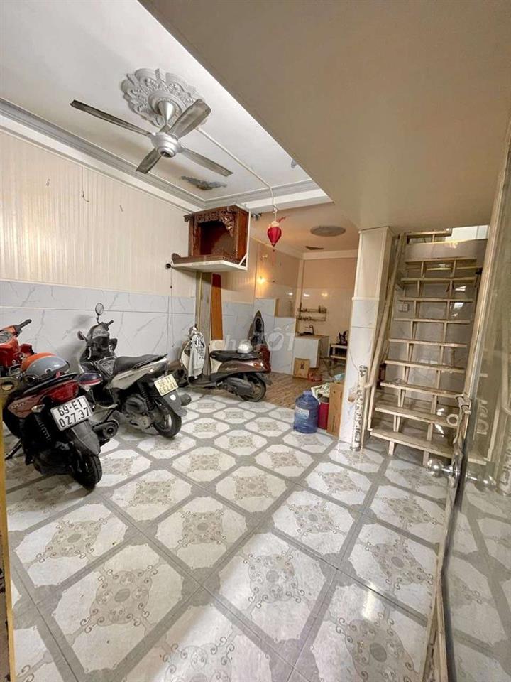 Bán nhà Tôn Đản Q4 - xe tải đỗ cửa