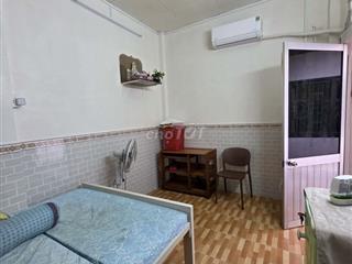 Cho thuê phòng trọ mặt tiền Q4 – WC riêng, tự do giờ giấc