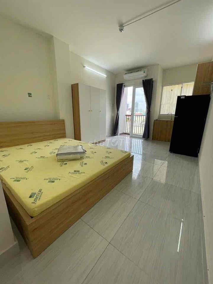 Studio bancon cửa sổ siêu rộng ngay trung tâm Q4