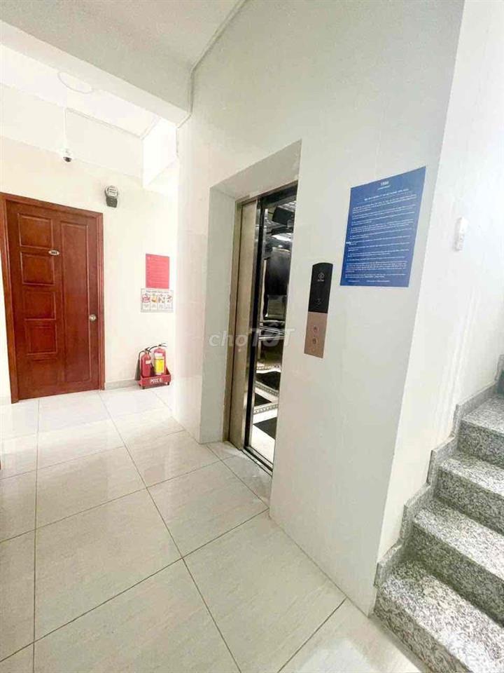 Studio bancon cửa sổ siêu rộng ngay trung tâm Q4