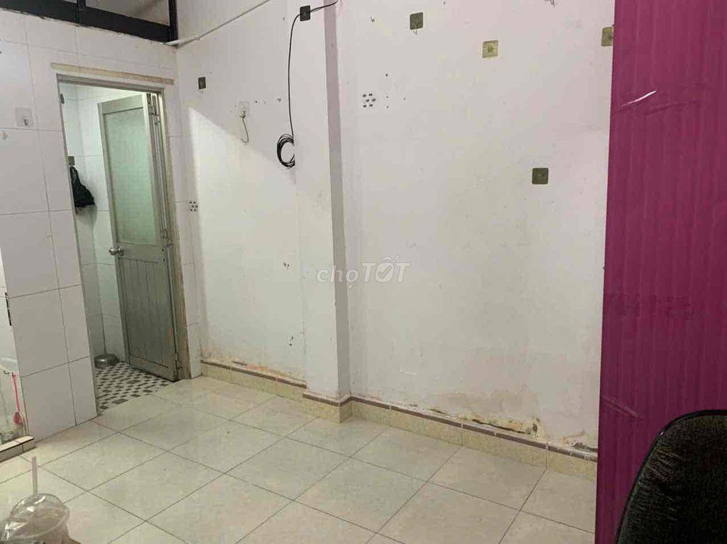 cho thuê phòng giá rẻ đoàn văn bơ q4