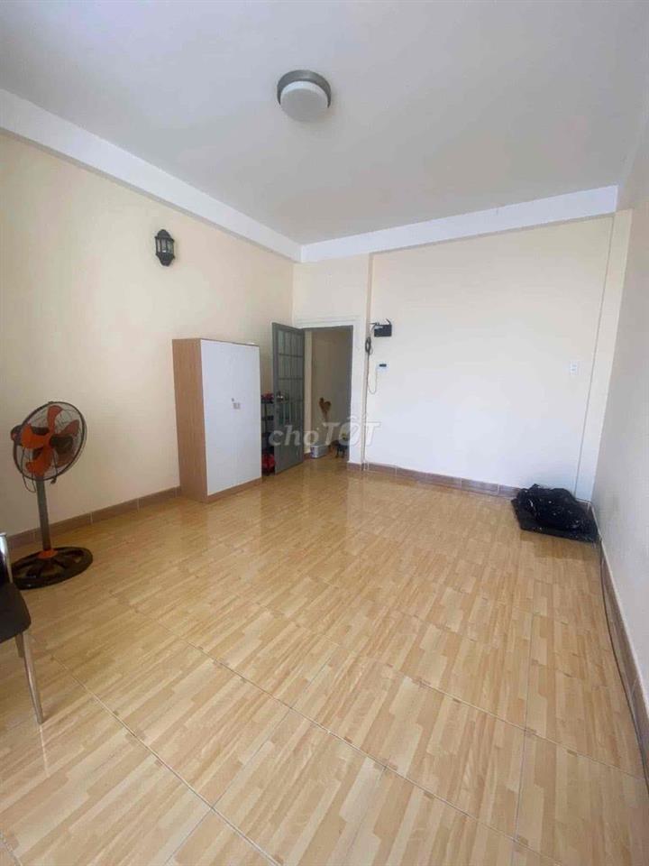 phòng 30m2 có giường nệm, kệ, tủ nhỏ