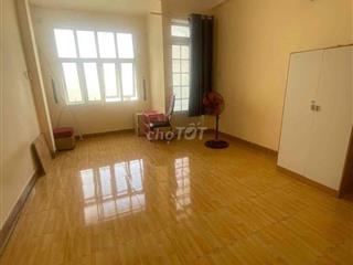 phòng 30m2 có giường nệm, kệ, tủ nhỏ