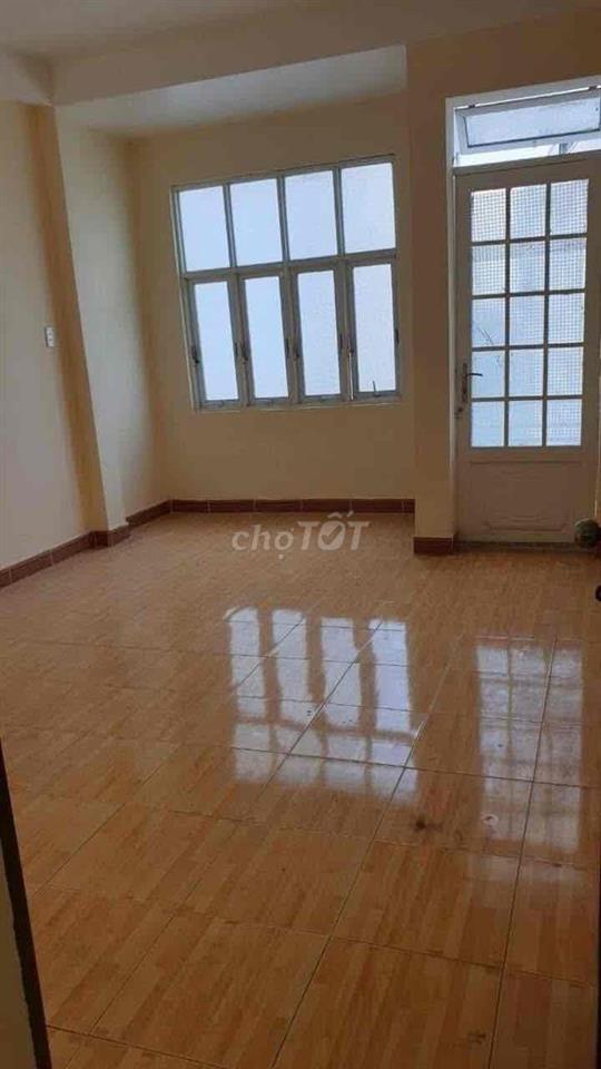 phòng 30m2 có giường nệm, kệ, tủ nhỏ