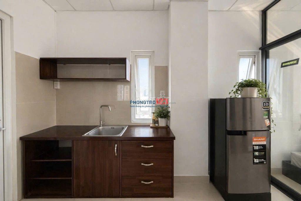 Studio ban công rộng ít khi trống.