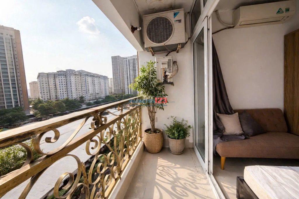 Studio ban công rộng ít khi trống.