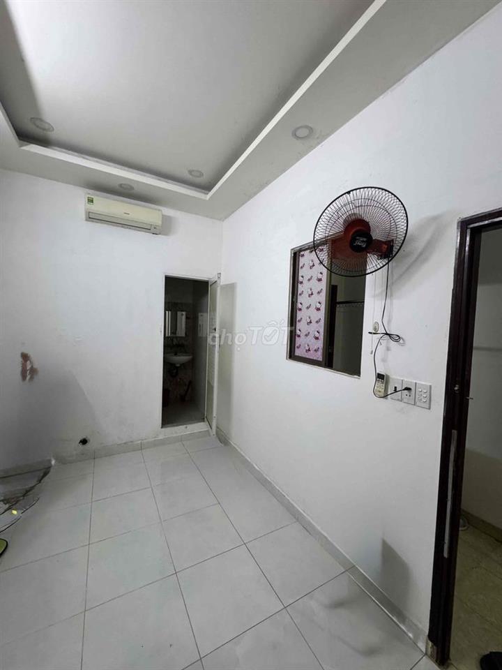 cho thuê phòng trọ 18m2 MT đường số q4