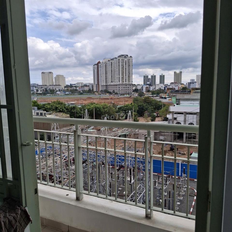 Chủ nhà bán CC Phan văn trị Q5 56m2, giá 3 tỷ VNĐ THANG MÁY