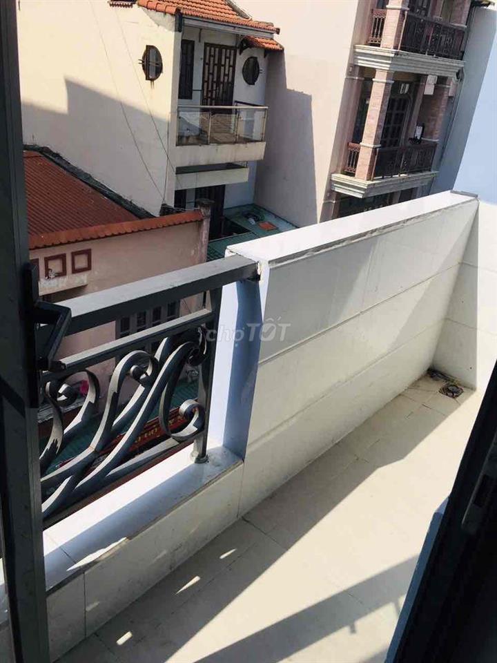 phòng trọ ban công cửa sổ ngay công viên hoàng văn thụ