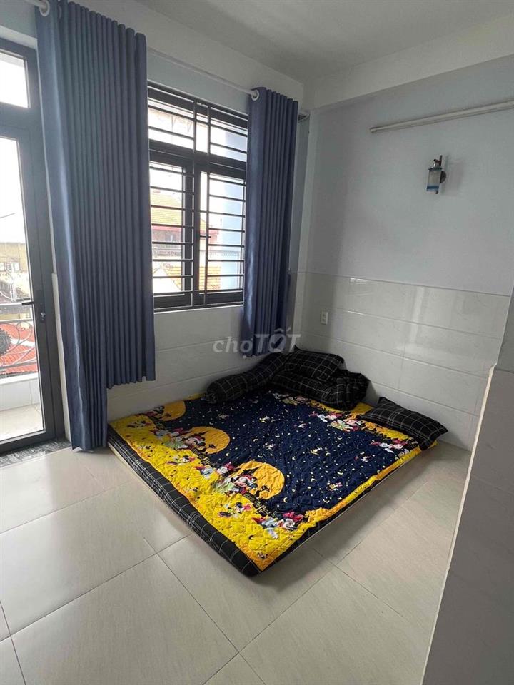phòng trọ ban công cửa sổ ngay công viên hoàng văn thụ