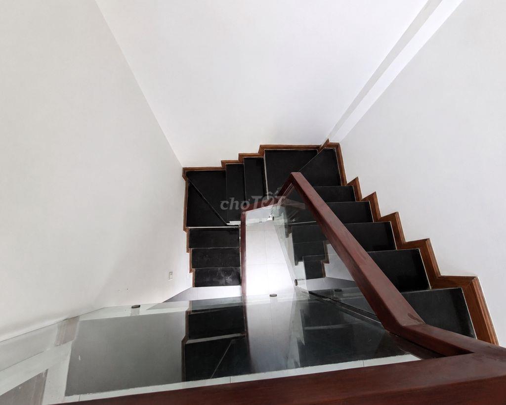 Chính chủ rao bán nhà giá rẻ - 2 mặt tiền - ngay trung tâm Q5 TP.HCM