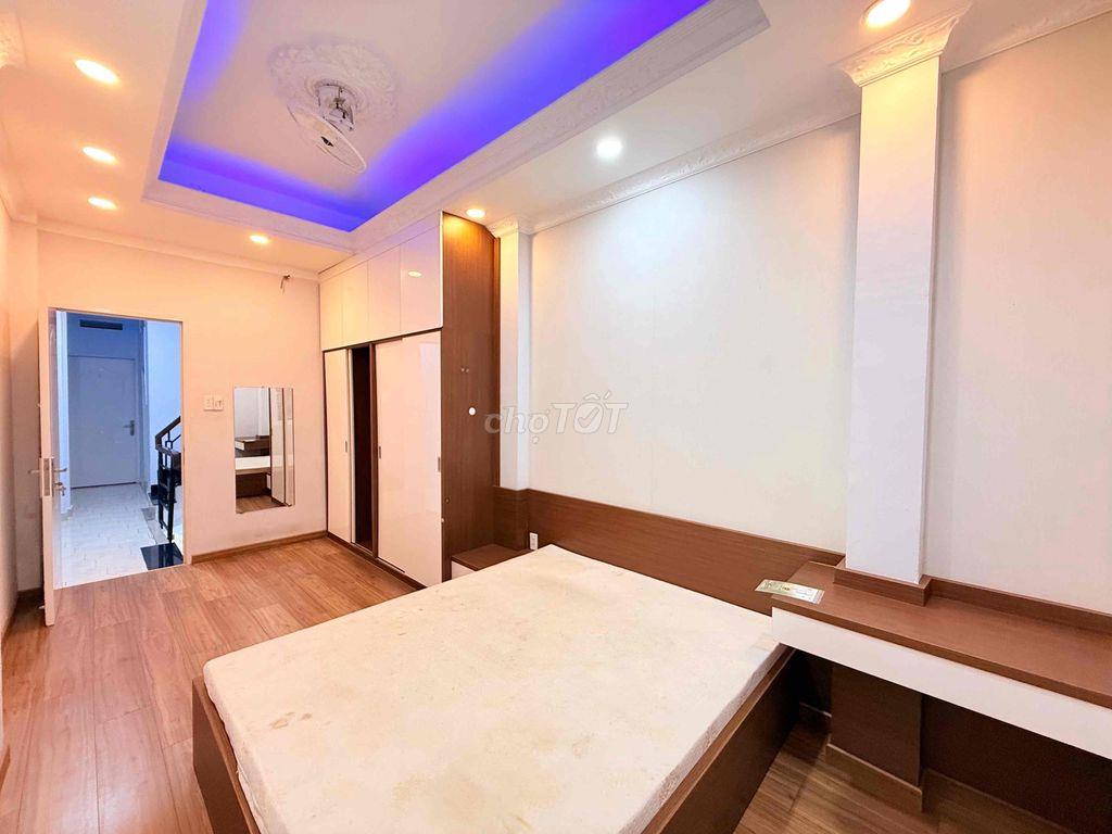 Cho thuê nhà 5 phòng ngủ ngay trung tâm Q1,5