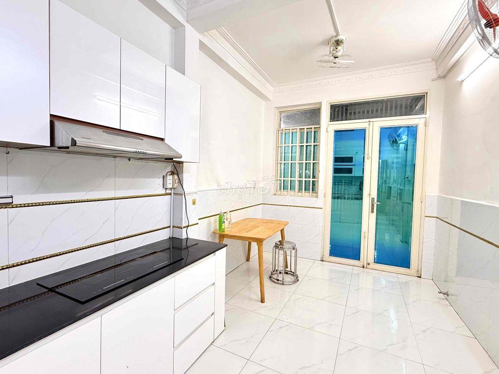 Cho thuê nhà 5 phòng ngủ ngay trung tâm Q1,5