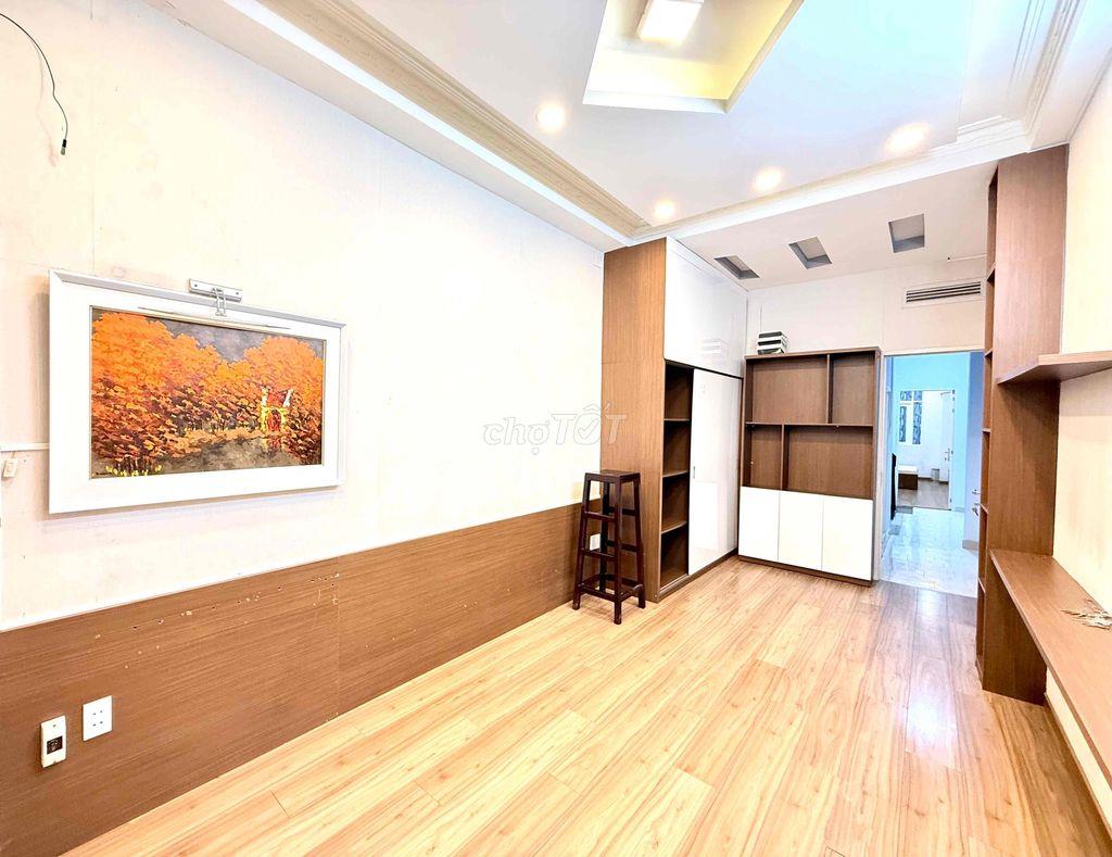 Cho thuê nhà 5 phòng ngủ ngay trung tâm Q1,5