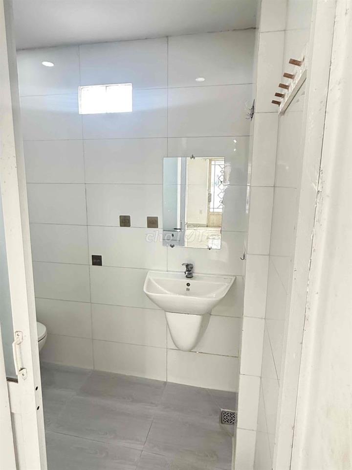 Phòng Nguyễn Biểu 35m2 có ban công rộng, thiết kế tách bếp tách toilet