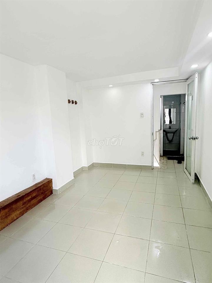 Phòng Nguyễn Biểu 35m2 có ban công rộng, thiết kế tách bếp tách toilet